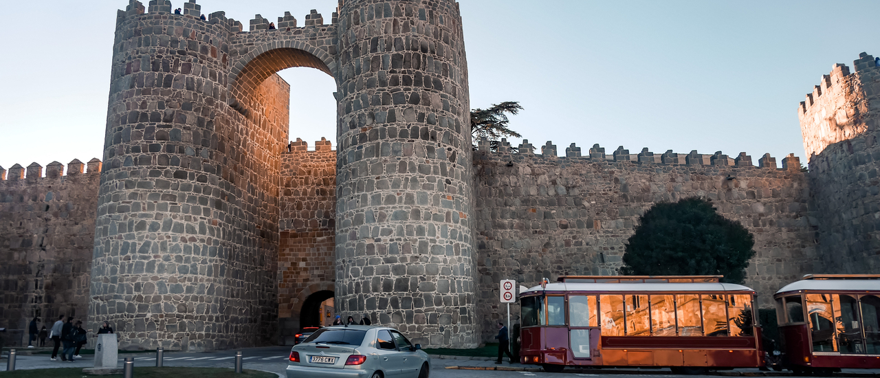 cover มาทำความรู้จักกับเมืองกำแพงโบราญ Avila, Spain