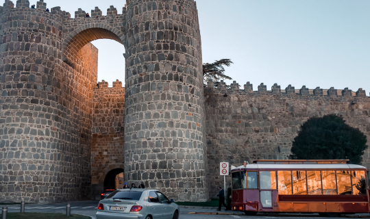 cover มาทำความรู้จักกับเมืองกำแพงโบราญ Avila, Spain