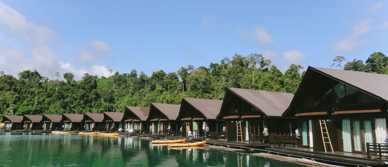 cover หนีความวุ่นวาย มาให้ธรรมชาติโอบกอดที่ “แพ 500 ไร่” จ.สุราษฏร์ธานี | Bliss Out There