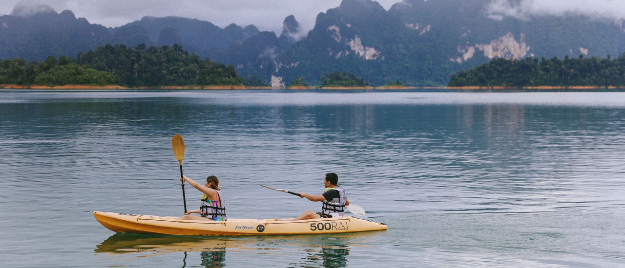 cover แพ 500 ไร่ เขื่อนเชี่ยวหลาน จ.สุราษฏร์ธานี สวยที่สุดในช่วงหน้าฝน | Bliss Out There