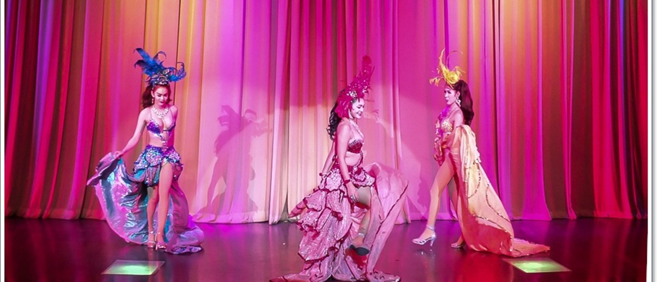 cover Elegant and beautiful Simon Star Show Phuket