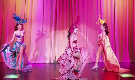 cover Elegant and beautiful Simon Star Show Phuket