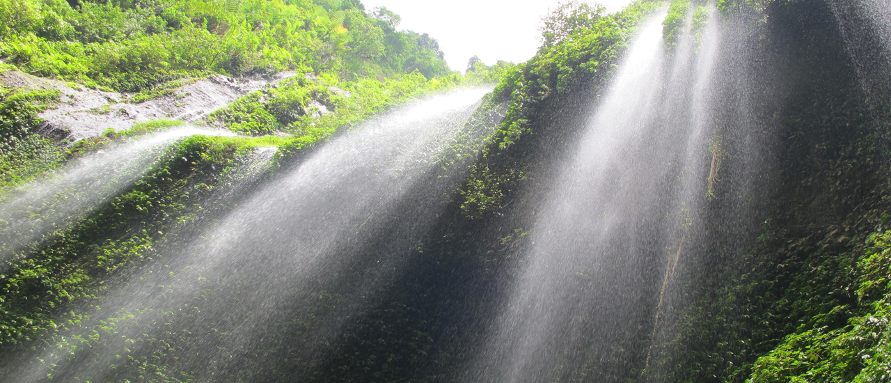 cover Walk In … Indonesia ตอนที่ 14 น้ำตกมาดาการิปุระ อลังการแห่งสายน้ำ