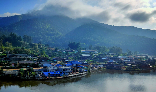 cover บ้านรักไทย หมู่บ้านในสายหมอก เดือน ตุลาคม