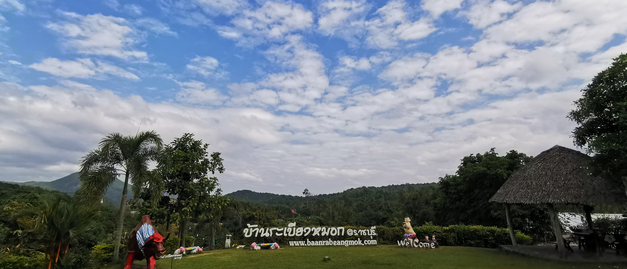 cover ชวนเพื่อน ๆ พักผ่อนริมน้ำ ท่ามกลางหุบเขา สวิสเซอร์แลนด์ เมืองไทย ที่ บ้านระเบียงหมอก บ้านคา ราชบุรี