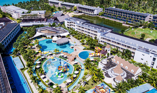 cover The Sands Khao Lak by Katathani (เดอะ แซนด์ เขาหลัก บาย กะตะธานี) รีสอร์ทเขาหลักมาพร้อมสวนน้ำจัดเต็ม 💦🏄♀