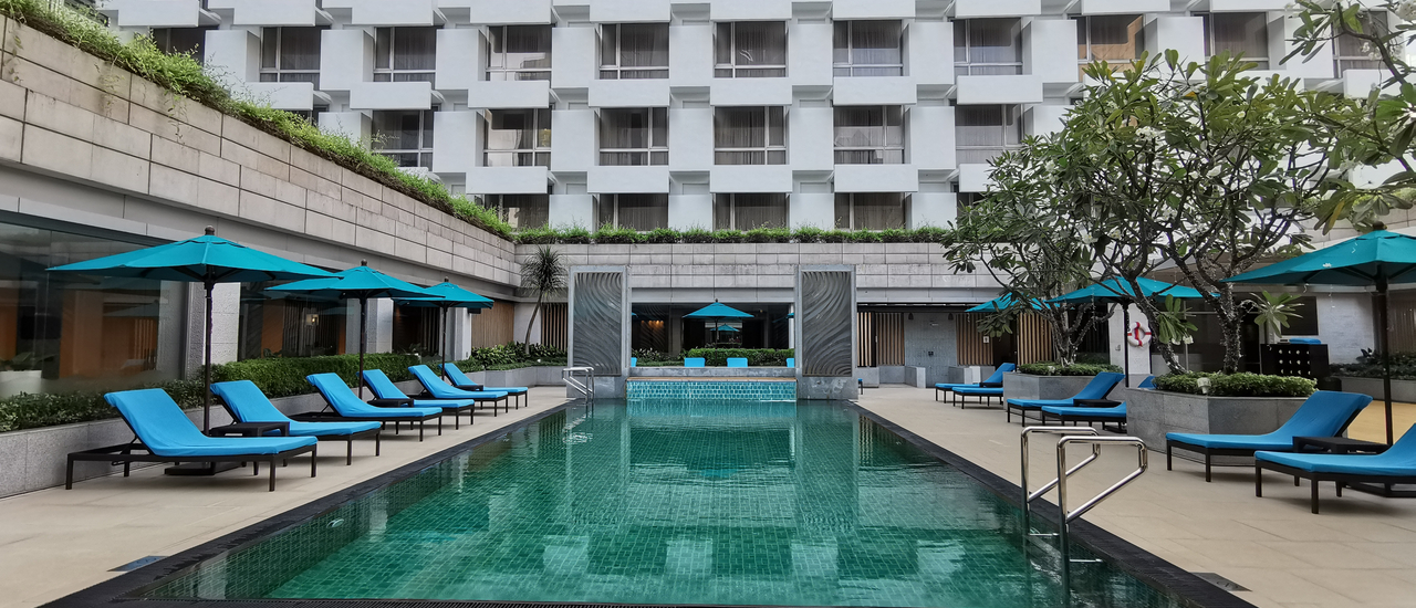 cover พักสะดวกสบาย กลางกรุง ที่โรงแรม ฮอลิเดย์ อินน์ กรุงเทพ บน ถนน เพลินจิต โรงแรมที่เดินทางสะดวกสบายด้วยรถไฟฟ้า ใกล้ห้างสรรพสินค้า