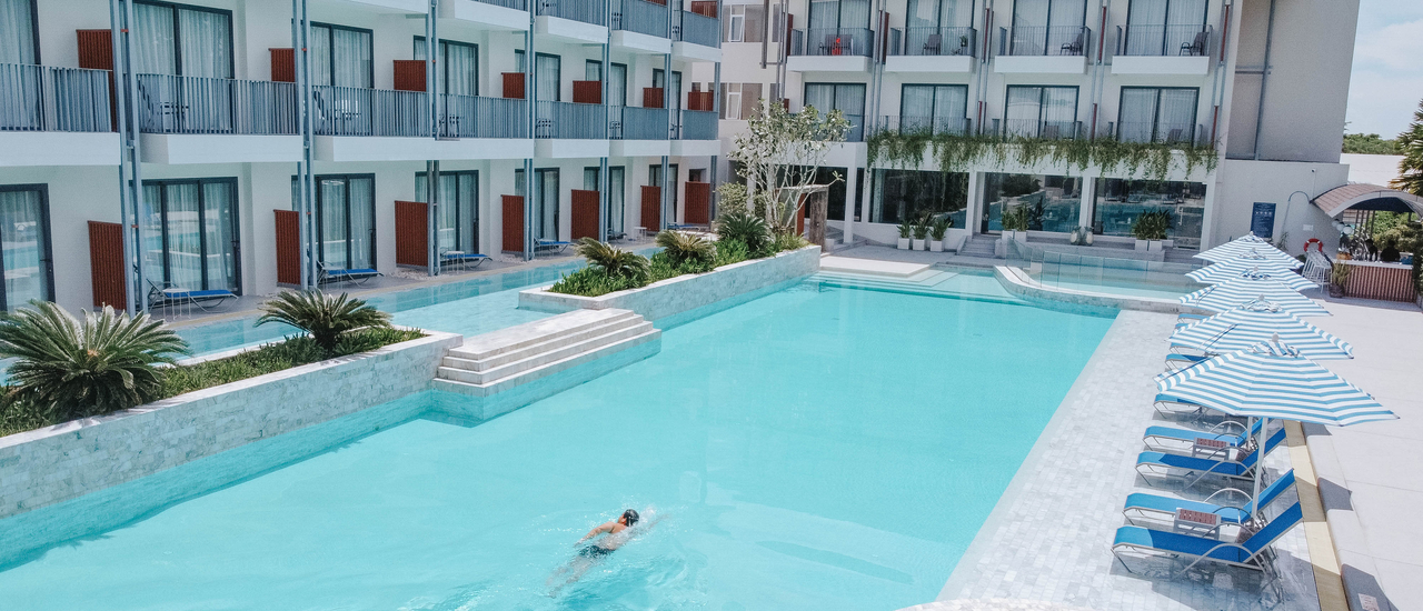 cover รีวิว Seabed Grand Hotel Phuket ที่พักใจกลางเมืองภูเก็ต วิวสระว่ายน้ำสุดปัง