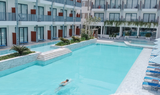 cover รีวิว Seabed Grand Hotel Phuket ที่พักใจกลางเมืองภูเก็ต วิวสระว่ายน้ำสุดปัง