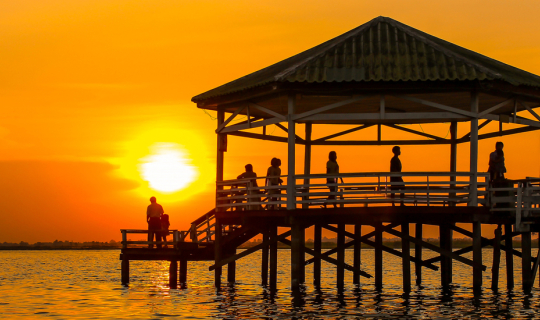 Cover บึงสีไฟวันวาน กับศาลาหลังเก่า จังหวัดพิจิตร...