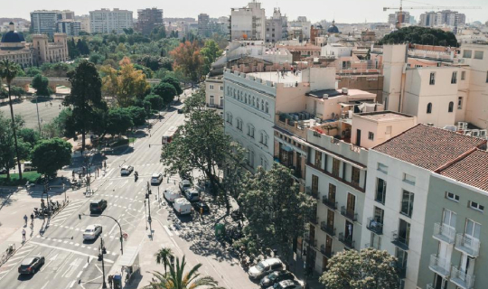 Cover เดินทางบนถนนเส้นใหม่ ในเมืองที่มีขนาดใหญ่เป็นอันดับสามของประเทศสเปน,...