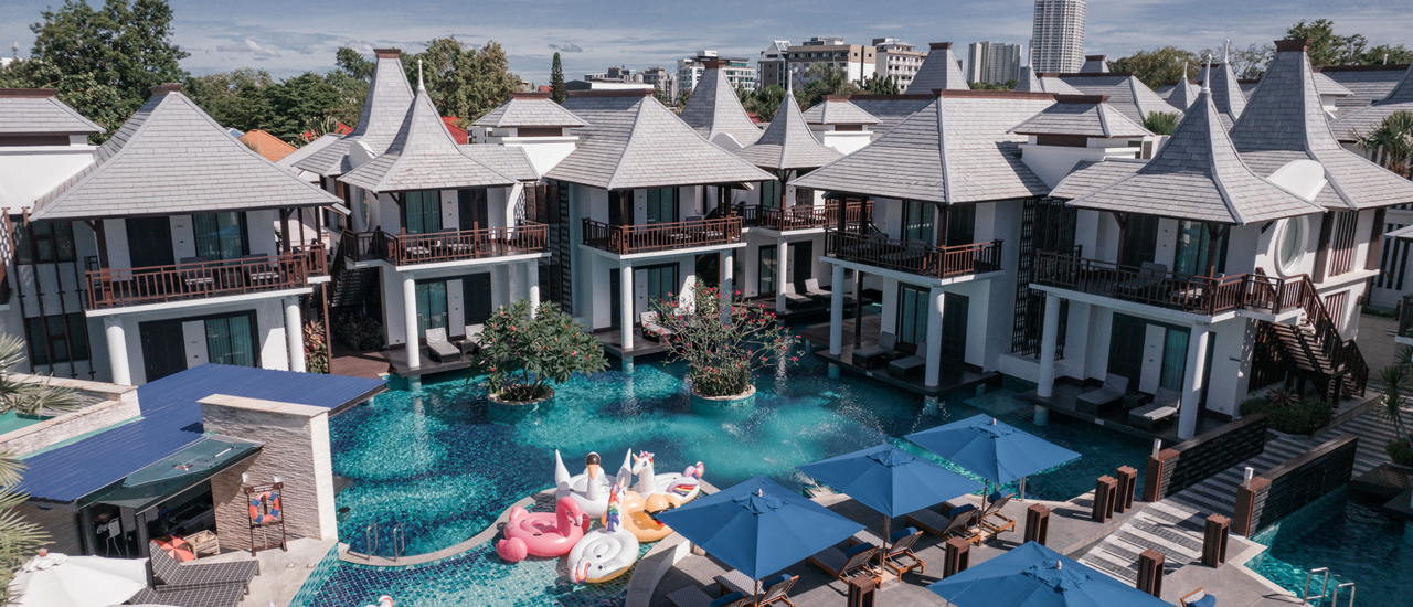 cover พามาเช็คอิน วิลล่าสวยบนสระน้ำ @พัทยา