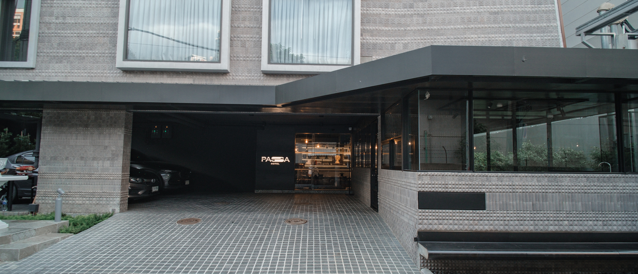 cover พามาส่อง โรงแรมเปิดใหม่สไตล์มินิมอล ติด BTS ศาลาแดง