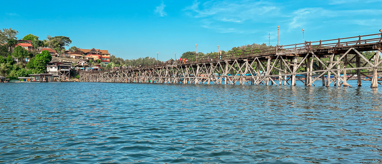 cover เที่ยวสังขละบุรี พักรีสอร์ท บรรยากาศวิวเขื่อน เที่ยวสะพานมอญ นั่งเรือนำเที่ยวชมทะเลสาบ และเดินถนนคนเดินสังขละบุรี