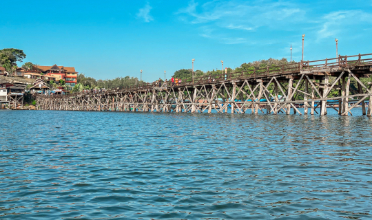 cover เที่ยวสังขละบุรี พักรีสอร์ท บรรยากาศวิวเขื่อน เที่ยวสะพานมอญ นั่งเรือนำเที่ยวชมทะเลสาบ และเดินถนนคนเดินสังขละบุรี