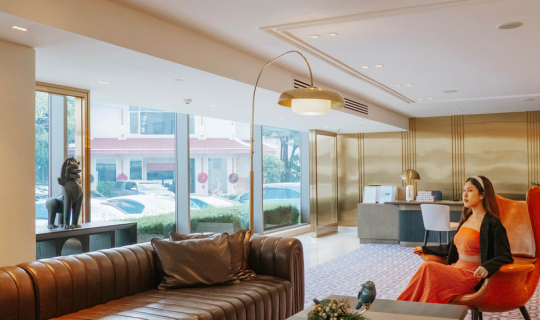 Cover เสน่ห์โรงแรมไทย พักมณเฑียร สุรวงศ์ พร้อมทานข้าวมันไก่ตำนานระดับมิชลิ...