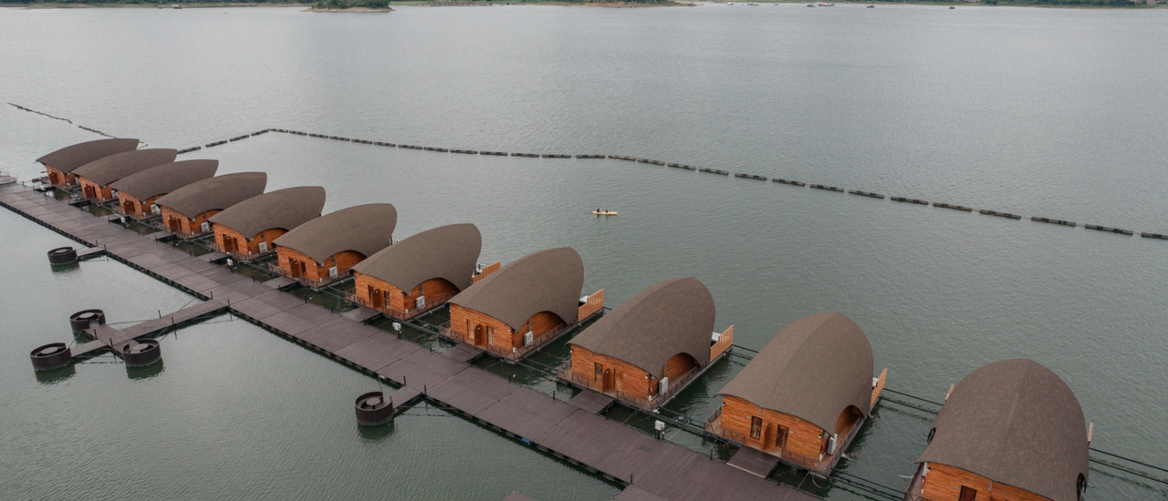 cover พาเที่ยวกาญฯ นอนแพริมน้ำ เปิดใหม่ล่าสุด Leaf Lake Kanchanaburi