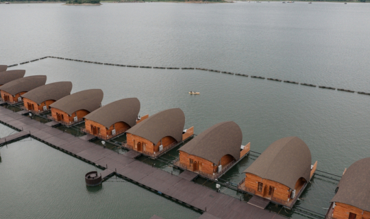 cover พาเที่ยวกาญฯ นอนแพริมน้ำ เปิดใหม่ล่าสุด Leaf Lake Kanchanaburi