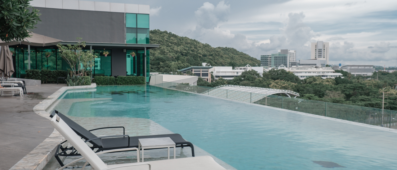 cover เที่ยวศรีราชาฉบับสบายกระเป๋า พักโรงแรมหรู วิวสวย ที่ ฮอลิเดย์อินน์ศรีราชา