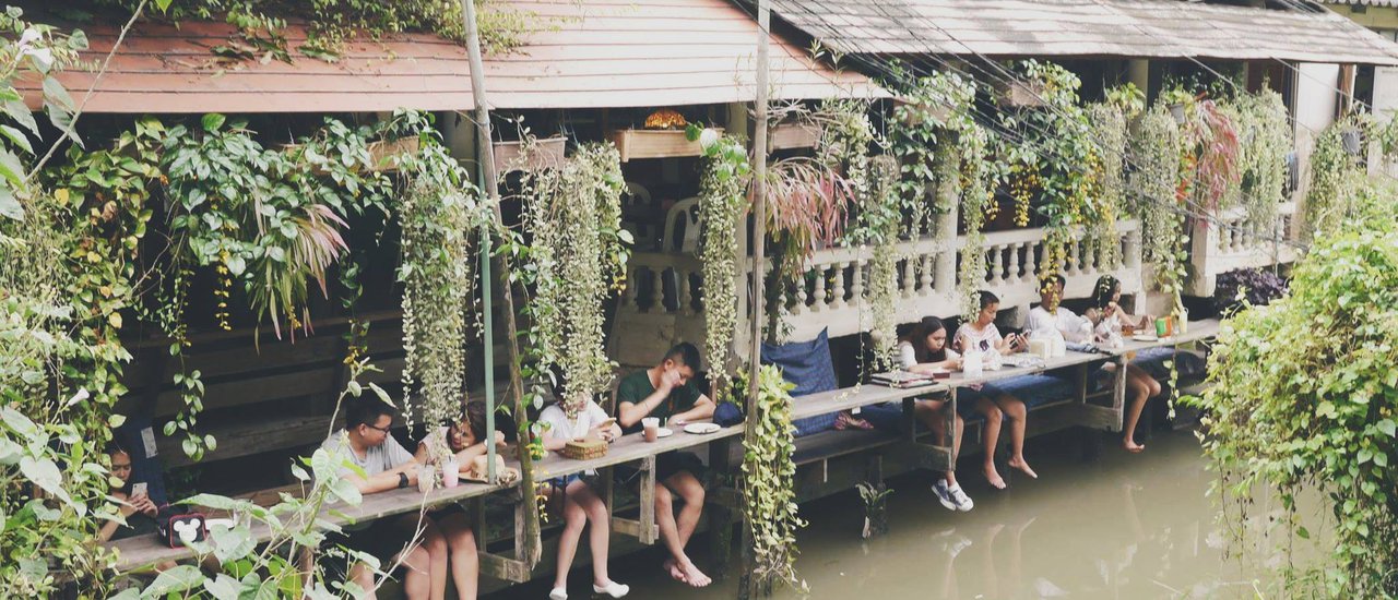 cover เกาะเกร็ด เที่ยวกินชิวๆ พร้อมนั่งเล่นเอาเท้าแช่น้ำ ในวันฝนพร่ำ