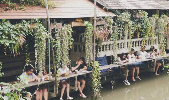 cover เกาะเกร็ด เที่ยวกินชิวๆ พร้อมนั่งเล่นเอาเท้าแช่น้ำ ในวันฝนพร่ำ