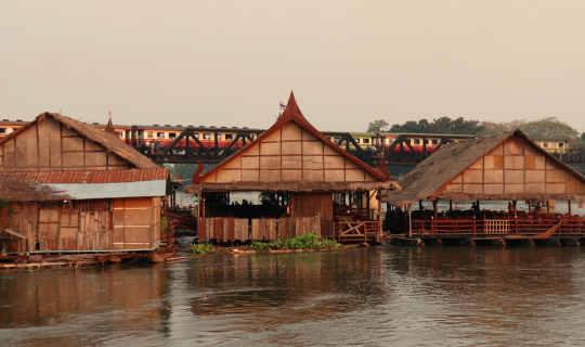 Cover บรรยากาศสะพานข้ามแม่น้ำแควยามเย็น กินลมชมวิวที่คีรีธารา^^...