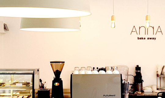 cover จิบกาแฟ ชิมขนม แสนร่มรื่น ที่ Anna bake away คาเฟ่เอาใจสายหวาน ในย่านเมืองนนท์