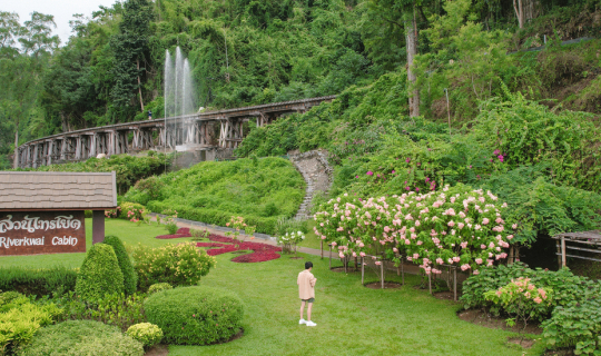 cover (รีวิวที่พัก) ที่พักน่ารักๆ ริมทางรถไฟ กับธรรมชาติที่เราสัมผัสได้ "ชิราคาวาโกะเมืองไทย"  ที่สวนไทรโยค จ.กาญจนบุรี