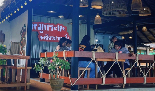 Cover หมูกระทะ ริมทะเล จะเยี่ยวยาทุกอย่าง จ.สุราษ...