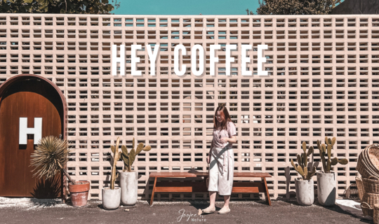 Cover รีวิว Hey Coffee: คาเฟ่ถ่ายรูปสวย ย่านวัชรพล เหมือนอยู่ท่ามกลางทะเลท...
