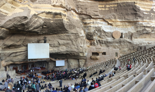 cover อียิปต์ ความลับริมขอบฟ้า ในวันที่เทพเจ้าลาจาก ตอนที่ 32 อลังการโบสถ์ในภูเขา ท่ามกลางเมืองขยะ