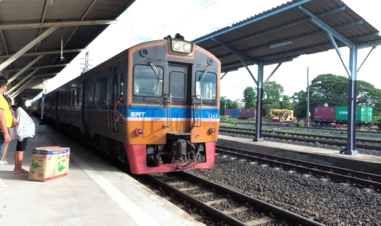 Cover มาลองนั่งรถไฟปรับอากาศ ชั้น 2 ขบวน-76 🚂 เส้นทาง อุดรธานี-ขอนแก่น กั...