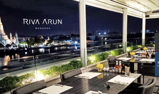 cover หนึ่งในสถานที่ชมวัดอรุณมุมสูงที่ดีที่สุดที่ Above Riva Rooftop Bar & Restaurant @ Riva Arun Bangkok