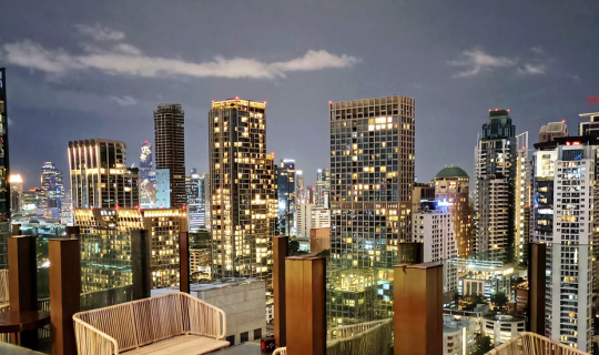 cover บาร์ดาดฟ้าที่ดีที่สุดของถนนวิทยุ CHAR Rooftop Bar Hotel Indigo Bangkok Wireless Road, an IHG Hotel