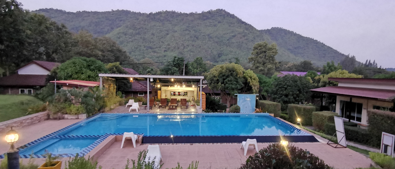 cover ชวนเที่ยวภูเขา อากาศดี ๆ กับบ้านพักริมสระว่ายน้ำ รายล้อมด้วยทิวเขา ที่ ธีรมา คอทเทจ สวนผึ้ง ราชบุรี