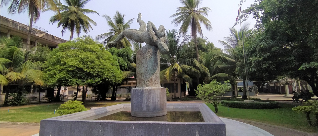 cover ทริปอยู่ดีไม่ว่าดี ตอน 2 พิพิธภัณฑ์ฆ่าล้างเผ่าพันธุ์ตวลสเลง การเดินทางจากเสียมราฐไปพนมเปญ รถเมล์ในพนมเปญ Tuol Sleng Genocide Museum