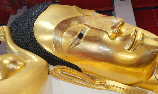 Cover ไหว้สาพระนอนจักรสีห์ พระพุทธรูปไสยาสน์งดงามปางโปรดอสุรินทราหู...