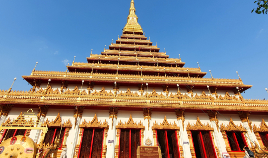 Cover พระมหาธาตุแก่นนคร พระธาตุเก้าชั้น วัดงามแดนอีสาน...