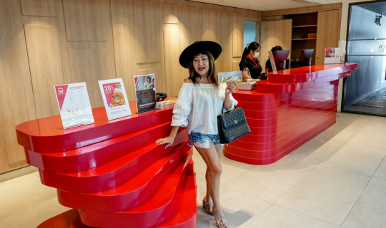 cover ....รีวิว โรงแรม  โอ๊ควู้ด สตูดิโอ สุขุมวิท แบงค็อก  Oakwood Studios Sukhumvit  Bangkok  กับแม่ประนอม