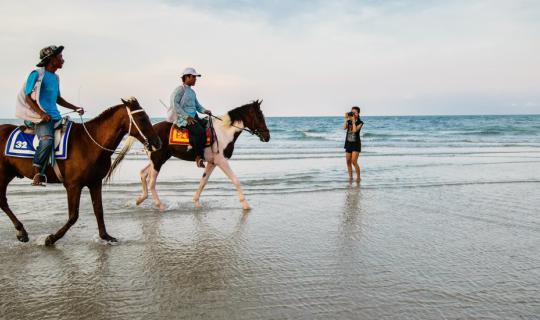 cover Review: a Summer Trip to Hua Hin by a Free Train; Experience Priceless Views in Hundreds Baht at Karoon Hut Guest House