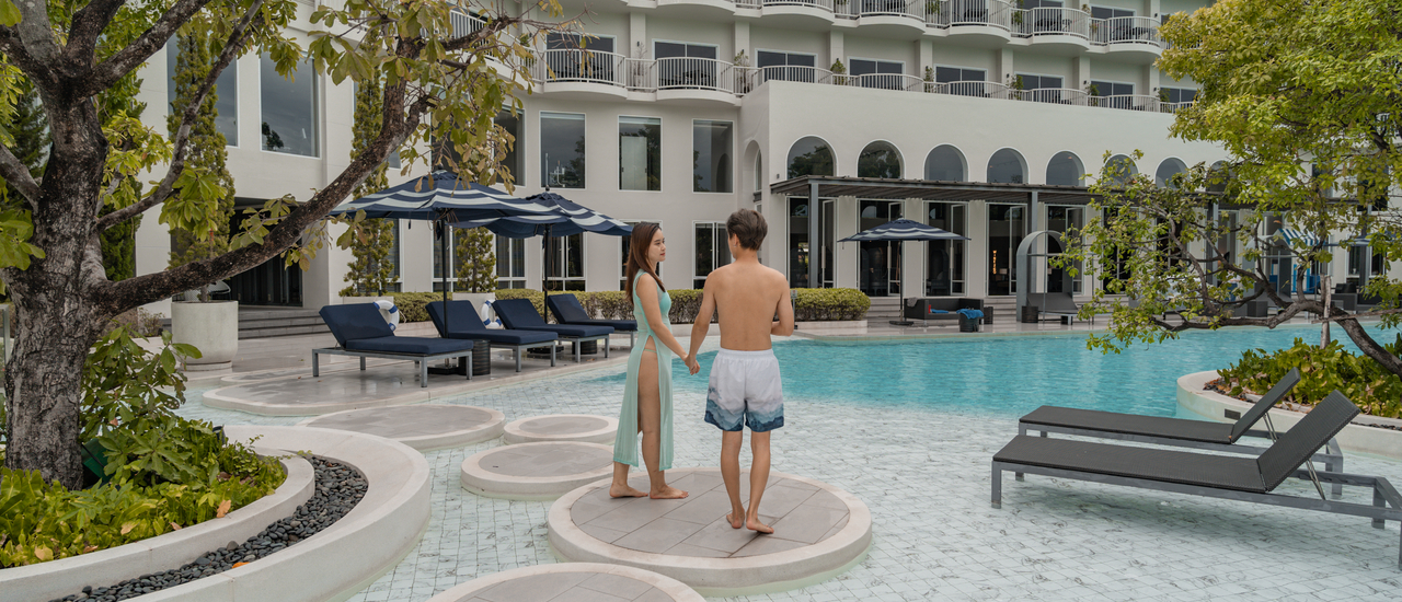 cover Cross Pattaya Pratamnak โรงแรมสุดชิคในพัทยาที่ต้องมาสักครั้ง