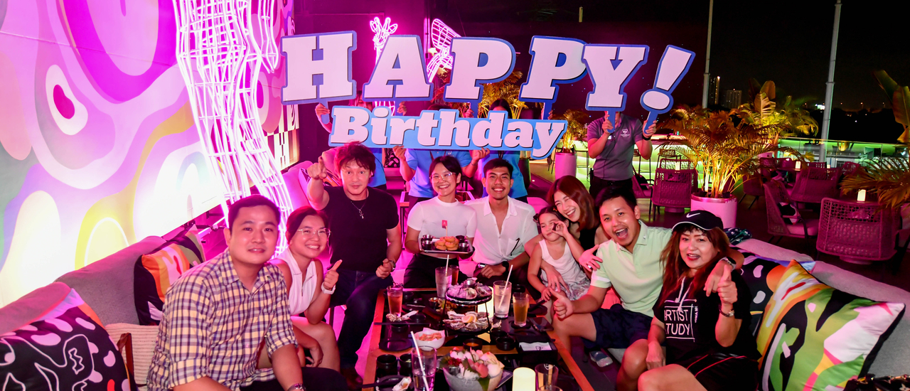 cover . ครอบครัวสุขสันต์ มาฉลองวันเกิดลูกสาวที Pink Giraffe Rooftop Bar ท็อปกอล์ฟ เมกาซิตี้ กับแม่ประนอม จ้า