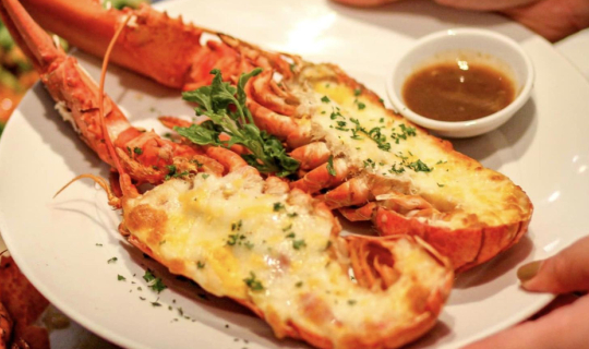 cover พาไปลอง บุฟเฟต์ หลากหลายชนิดมากกว่า 30 รายการ ที่ Sailor’s seafood dinner buffet โรงแรม Amari Bangkok