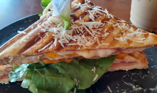 Cover ร้าน CHRA CAFE ชร คาเฟ่ ทานแซนวิซแฮมไข่ชีสแสนอร่อยบรรยากาศร่มรื่น...