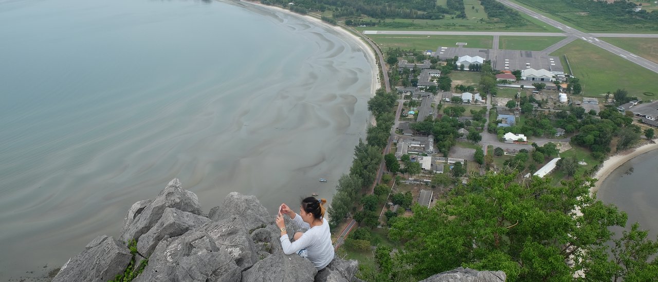 cover "เขาล้อมหมวก" (ทำให้คนตัวเล็กลง)