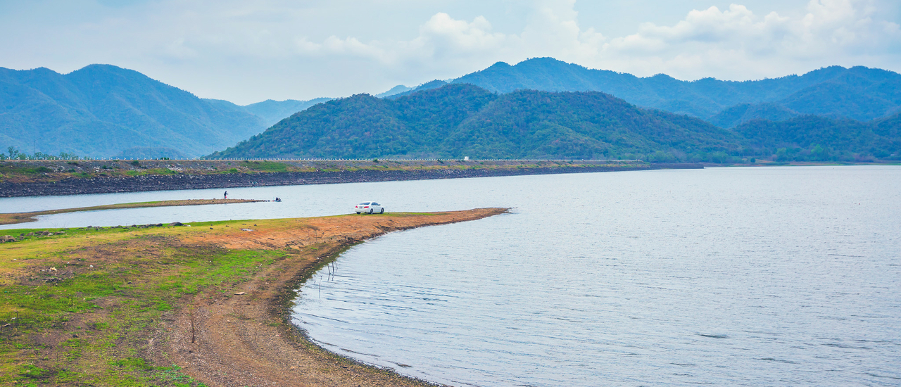 cover แว่ะถ่ายรูป "อ่างเก็บน้ำยางชุม" บนถนนบนสันเขื่อนที่สวยมาก แล้วแว่ะสำรวจลานกางเต้นท์ของ "อุทยานแห่งชาติกุยบุรี"