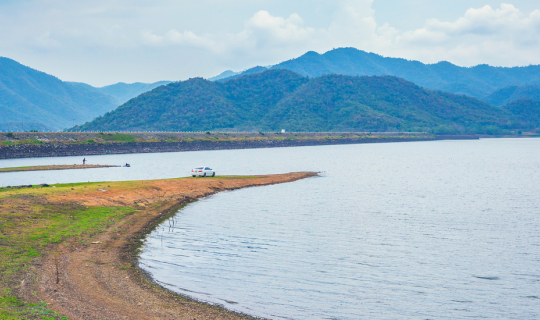 Cover แว่ะถ่ายรูป "อ่างเก็บน้ำยางชุม" บนถนนบนสันเขื่อนที่สวยมาก แล้วแว่ะสำ...