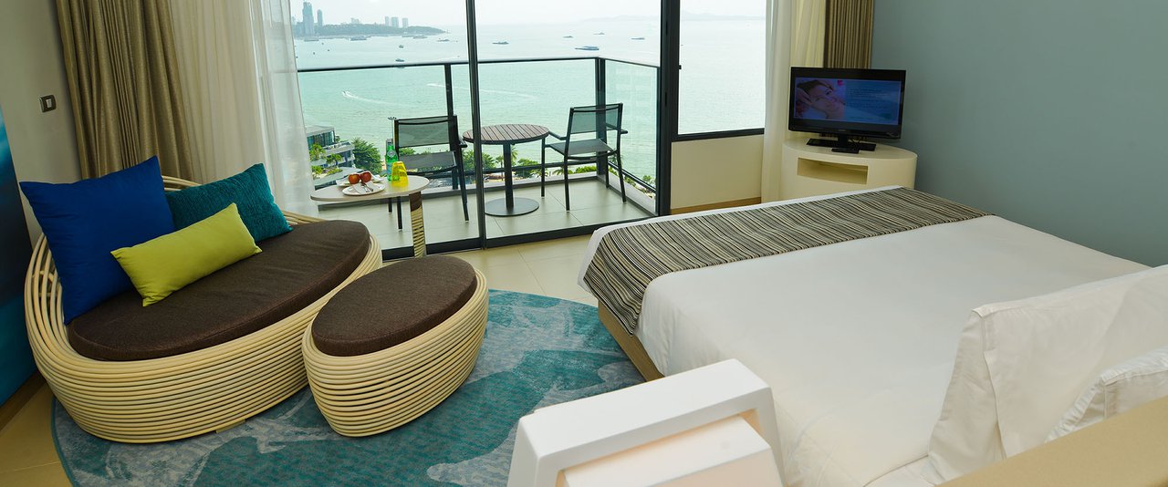 cover Try out a new building of Holiday Inn Pattaya, Travelling to floating market, Worshiping Luang Phor Sothorn, Visiting HTMS Chakri Naruebet and Eating yummy foods