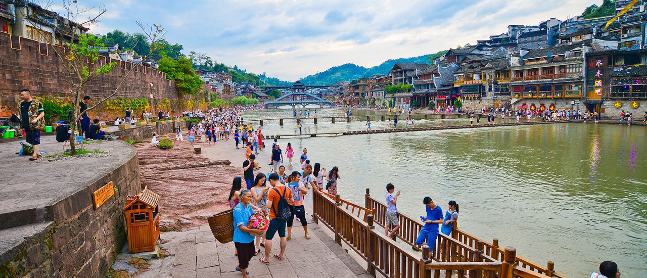 cover ...Travel to Changsha, the ancient city of Fenghuang, which is easily accessible to everyone, with my mother.