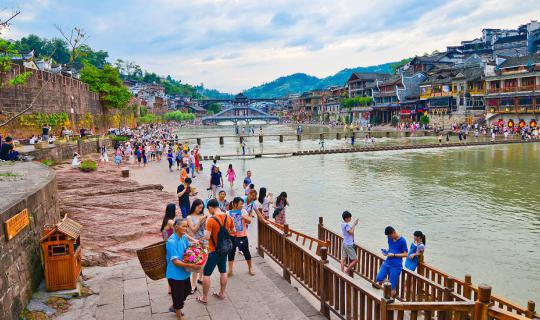 cover ...Travel to Changsha, the ancient city of Fenghuang, which is easily accessible to everyone, with my mother.